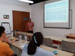 Bapak Okto saat menyampaikan materi