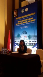 Ibu Kuncoro sedang mempresentasikan papernya