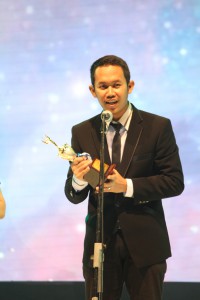 Emanuel saat menerima penghargaan The Groundbreaker
