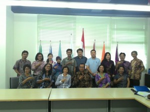 Para dosen berfoto bersama Bapak Rahmat Hidayat, S.Psi., M.Sc., Ph.D.