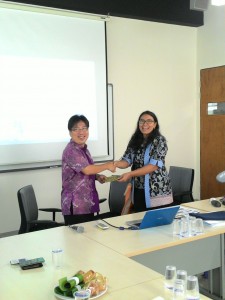 Bapak Jimmy Kurniawan, M.Psi., saat menerima apresiasi Excellent Lecturer