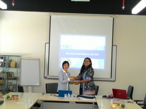 Ibu Jenny Setiawan Ph.D., Psi., saat menerima apresiasi