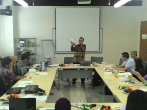 Bapak Rahmat saat menyampaikan materi