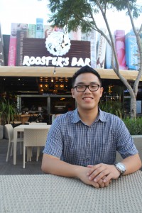 Samuel berpose di depan resto terbarunya