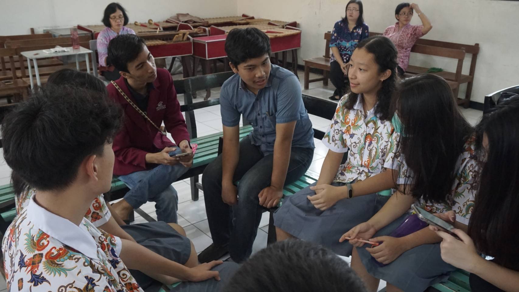 Serunya FGD Bareng Anak-Anak Kalam Kudus Serunya FGD Bareng Anak-Anak Kalam Kudus