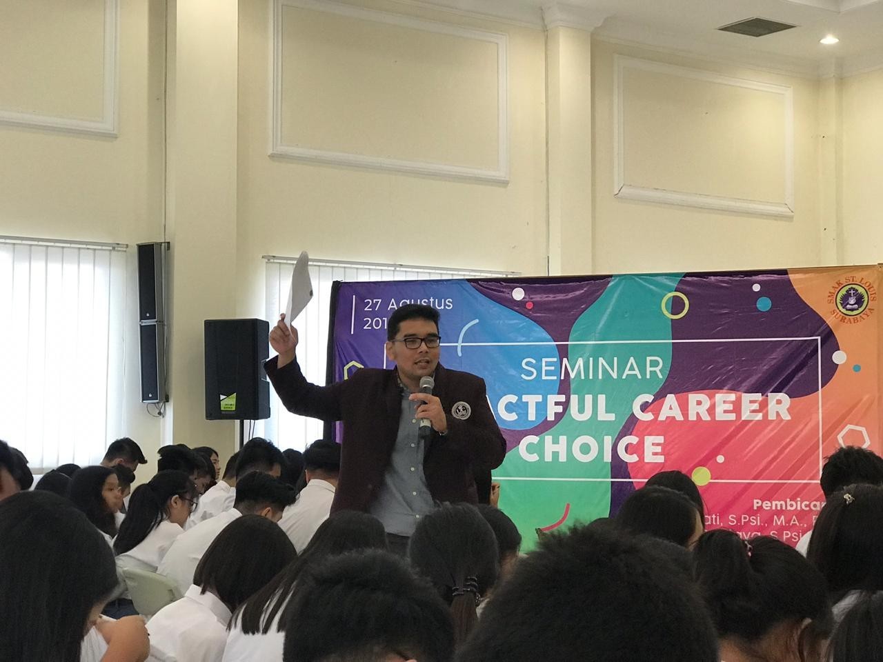 Pemilihan Karier: Uang Semata atau Prinsip Nilai? Pemilihan Karier: Uang Semata atau Prinsip Nilai?