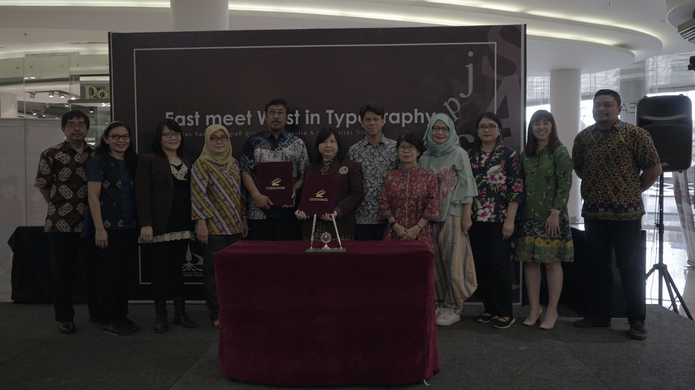 Kolaborasi VCD UC dan Trisakti dalam event “Surabaya Young Designer Spectacles 2018” Kolaborasi VCD UC dan Trisakti dalam event “Surabaya Young Designer Spectacles 2018”