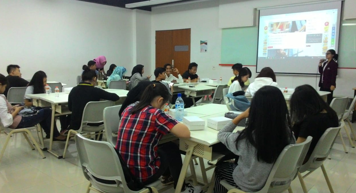 Maknai Semangat Pahlawan dengan Berbagi Maknai Semangat Pahlawan dengan Berbagi